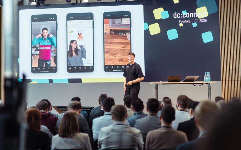 Referent hält einen Vortrag auf der dc:connect Bühne vor Publikum über Social Media Marketing.