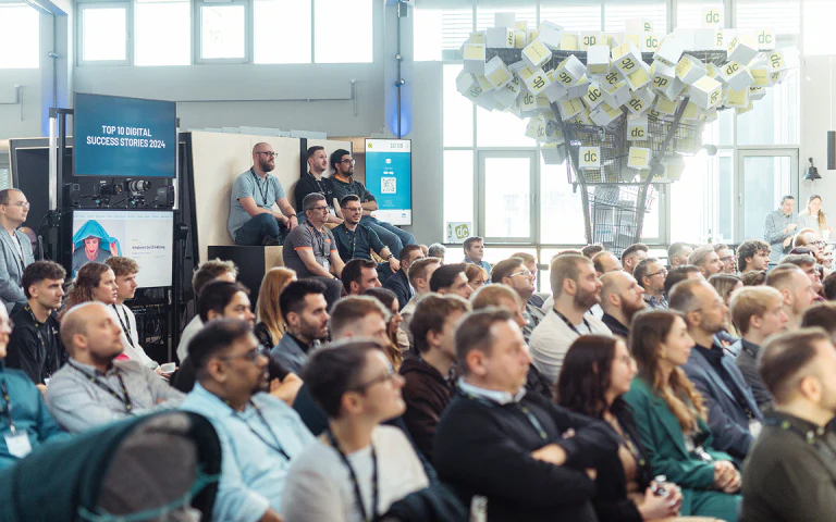 Publikum verfolgt aufmerksam einen Vortrag bei der dc:connect Event-Reihe.
