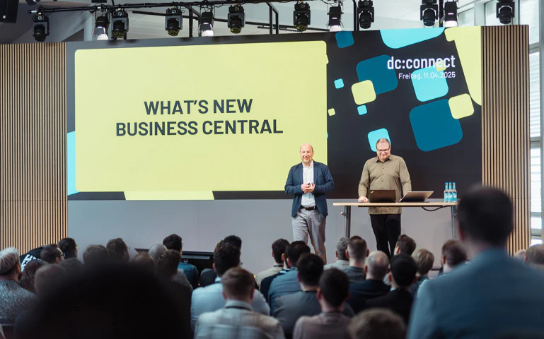 Zwei Speaker halten einen Vortrag über Microsoft Dynamics 365 Business Central auf dem dc:connect Event.