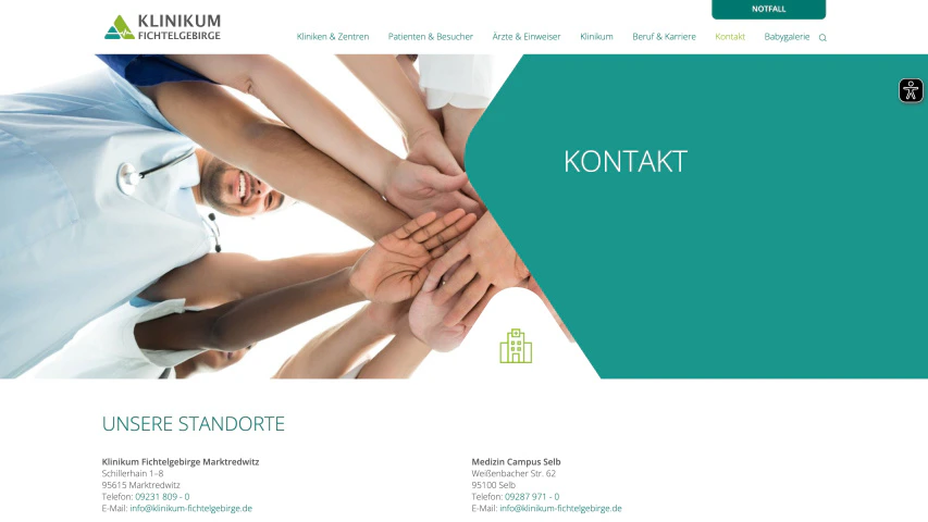 Desktop-Ansicht der Kontaktseite vom Klinikum Fichtelgebirge mit Standorten und händeschüttelndem Team.