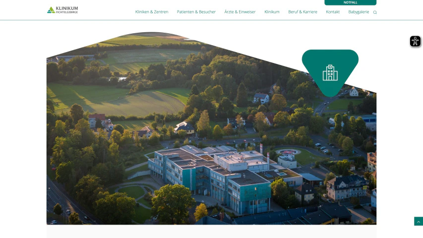 Luftaufnahme vom Klinikum Fichtelgebirge in Marktredwitz umgeben von grüner Landschaft.