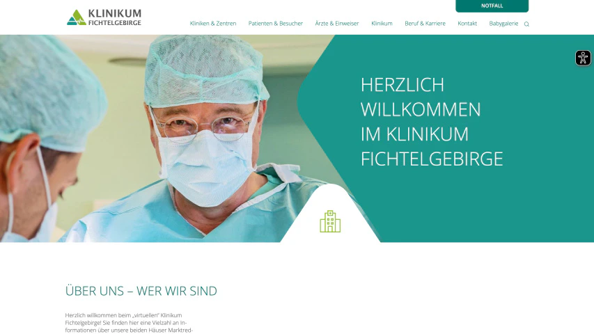 Desktop-Ansicht der Startseite vom Klinikum Fichtelgebirge mit einem Chirurgen im OP-Kittel.
