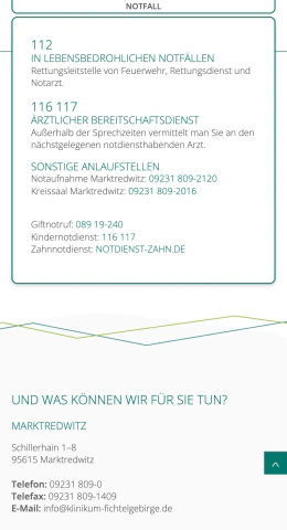 Mobile-Ansicht einer Website mit Notrufnummern und Kontaktdaten des Klinikum Fichtelgebirge in Marktredwitz.