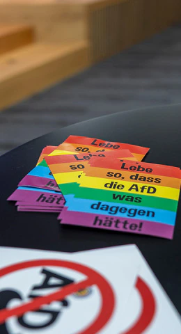 Regenbogenfarbene Sticker mit der Aufschrift 'Lebe so, dass die AfD was dagegen hätte.'