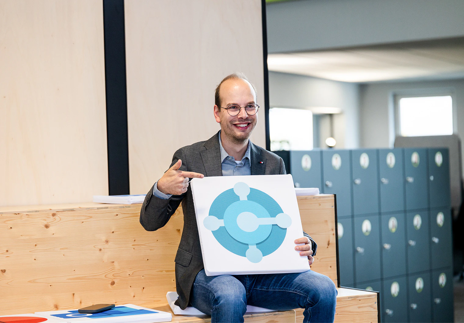 Fünf lächelnde Teammitglieder der dc AG präsentieren stolz den German Web Award.