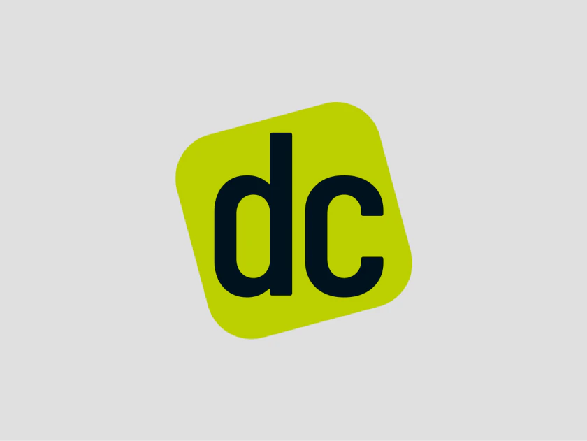 grünes dc Logo mittig auf grauem Grund