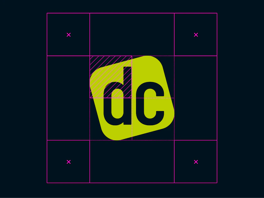 grünes dc Logo mittig auf schwarzem Grund mit Abstandsmarkierungen zum Rand
