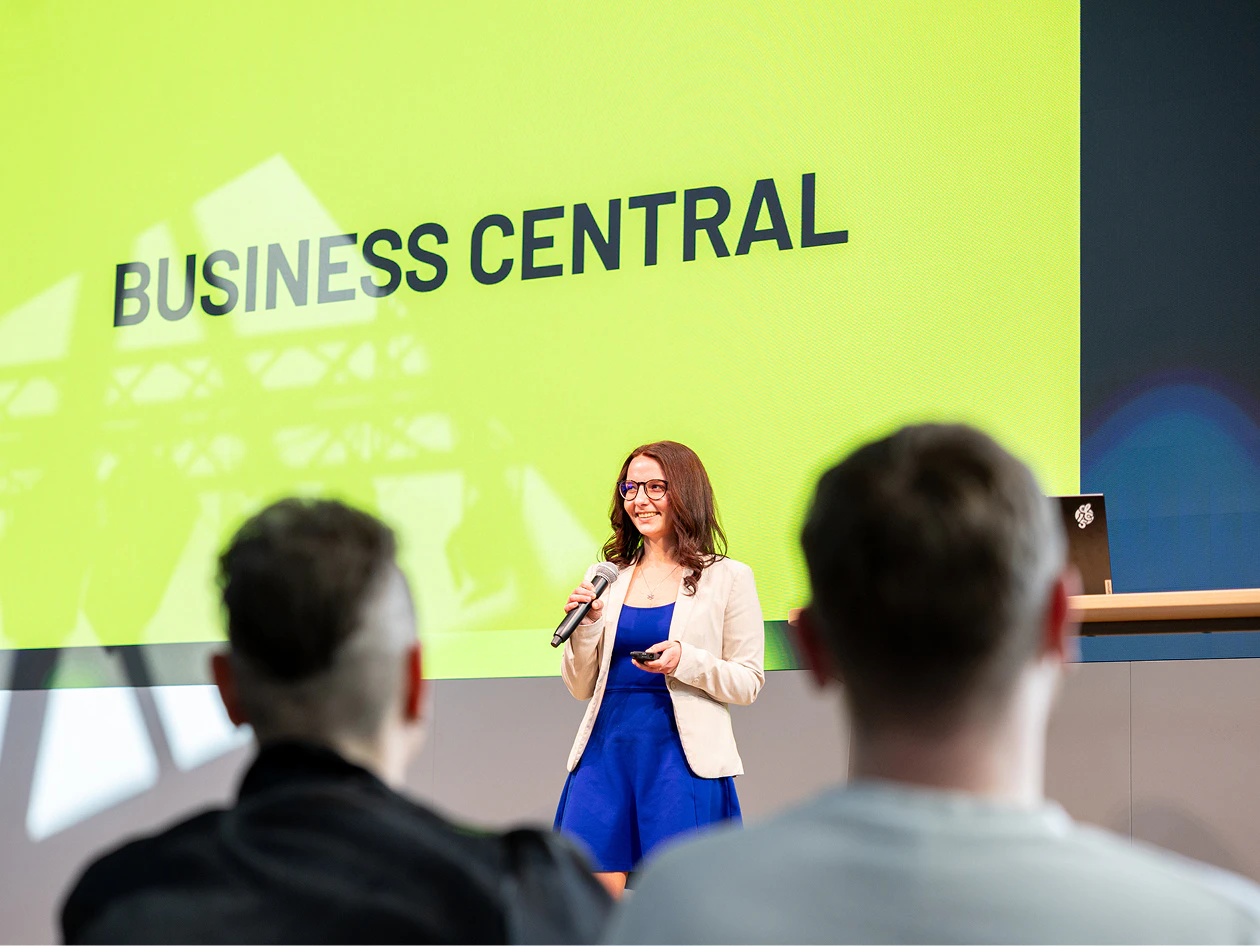 Referentin hält einen Vortrag über Business Central vor Publikum.