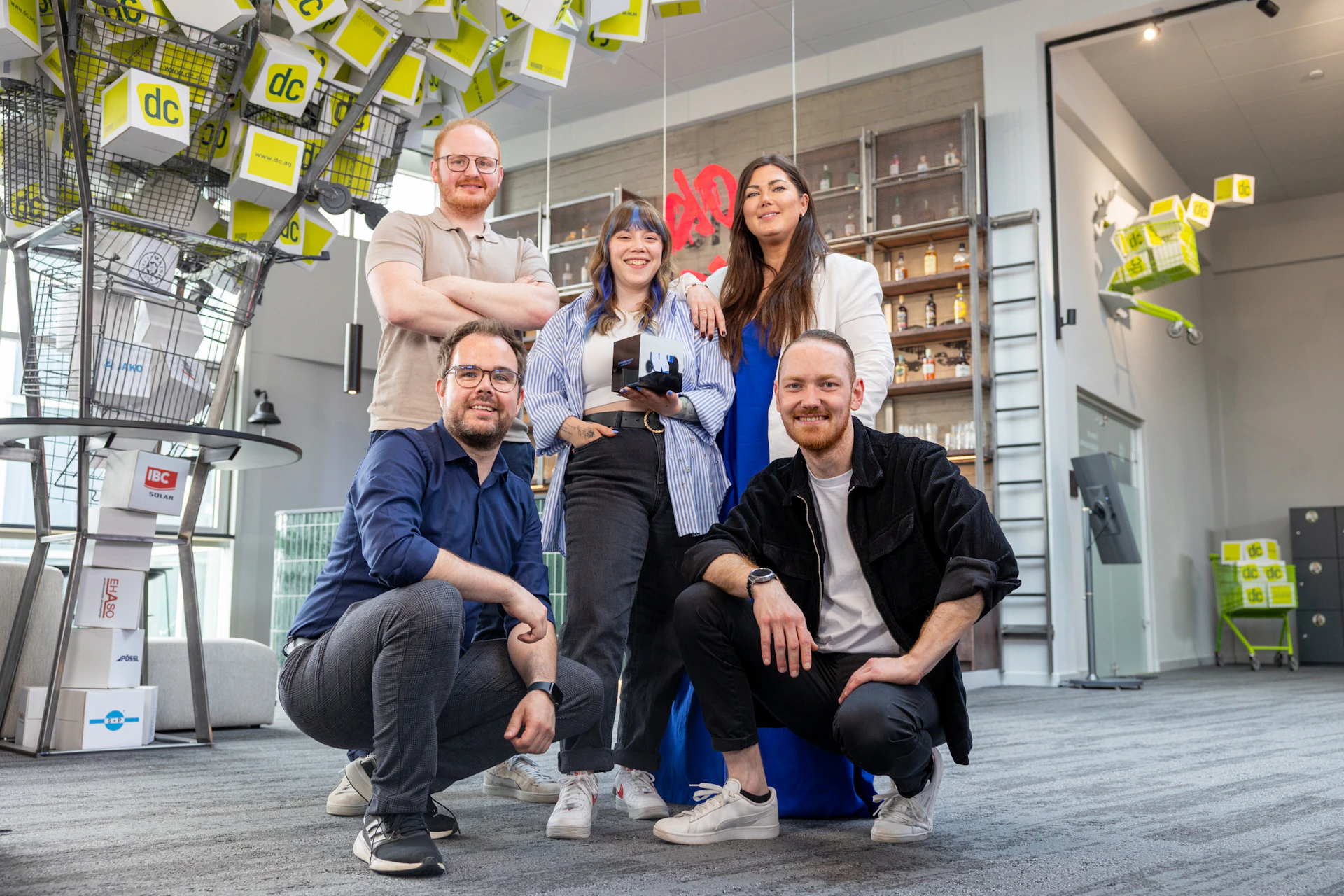 Referent hält einen Vortrag auf der dc-connect Bühne vor einer Leinwand mit Lenovo ThinkPad.