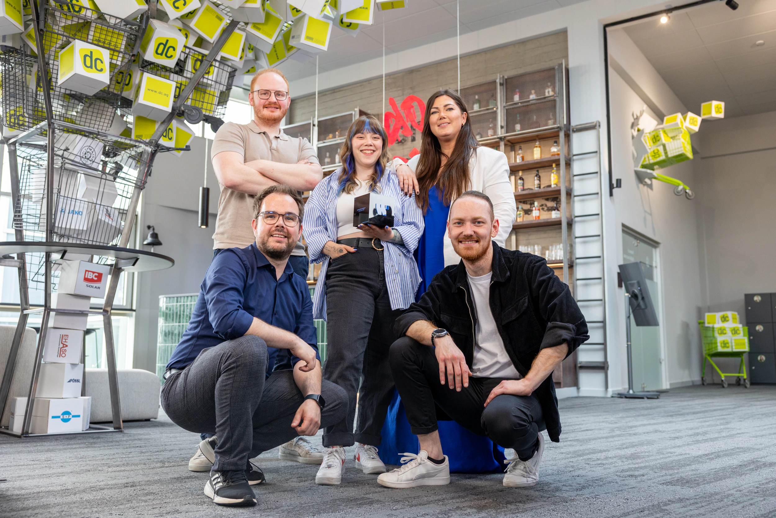 Referent hält einen Vortrag auf der dc-connect Bühne vor einer Leinwand mit Lenovo ThinkPad.