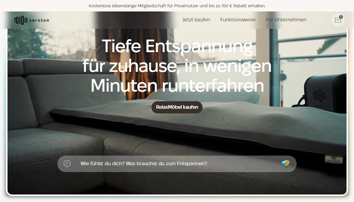Startseite des Seroton Shopify-Webshops mit einer Relax-Matte auf einem grauen Sofa.