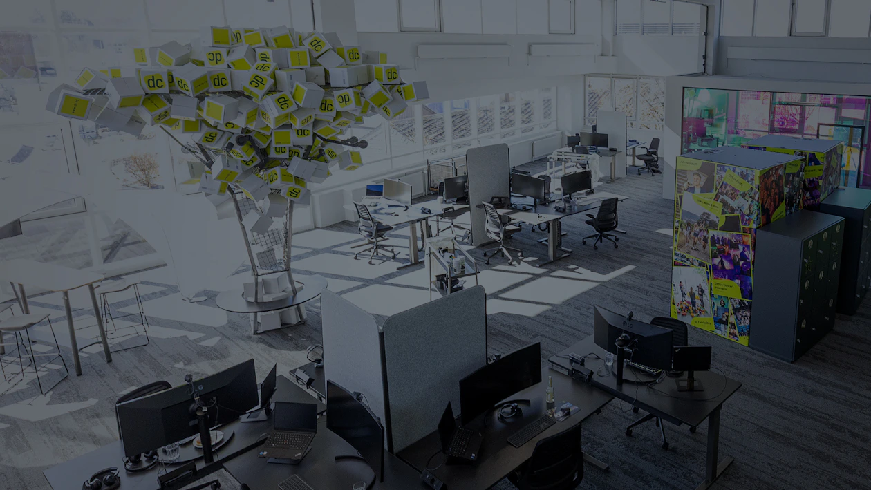 Modernes Großraumbüro mit Design-Elementen und Arbeitsplätzen im Corporate Branding von Dot-Com.