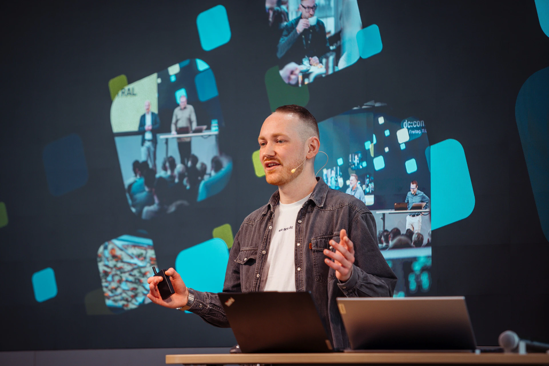 Referent hält einen Vortrag auf der dc-connect Bühne vor einer Leinwand mit Lenovo ThinkPad.