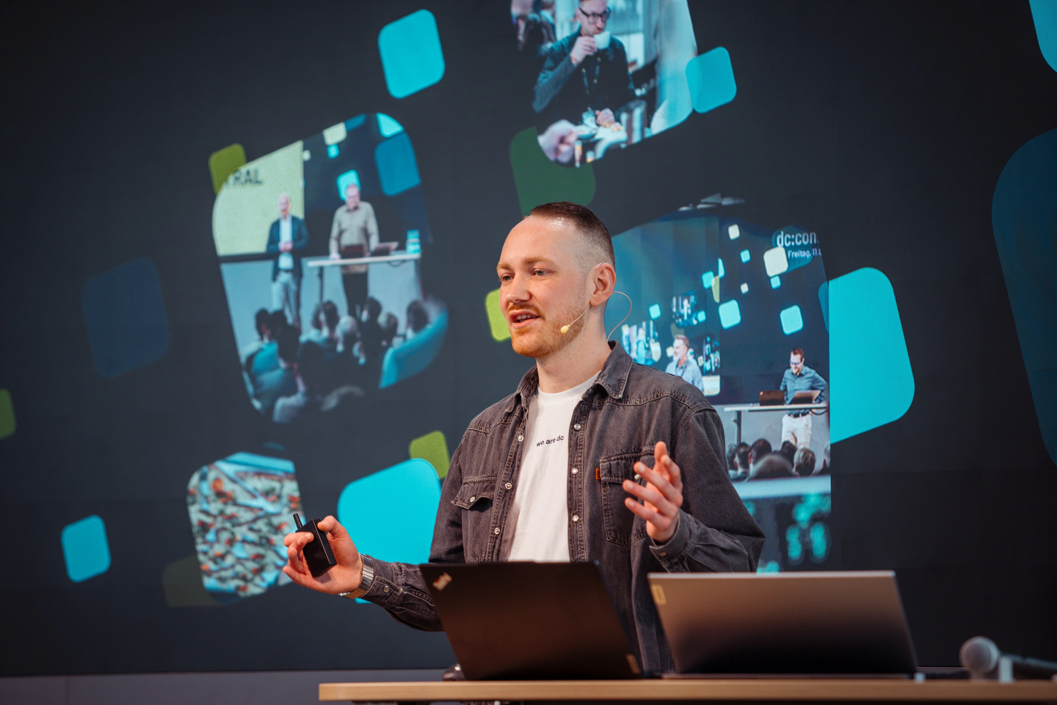 Referent hält einen Vortrag auf der dc-connect Bühne vor einer Leinwand mit Lenovo ThinkPad.