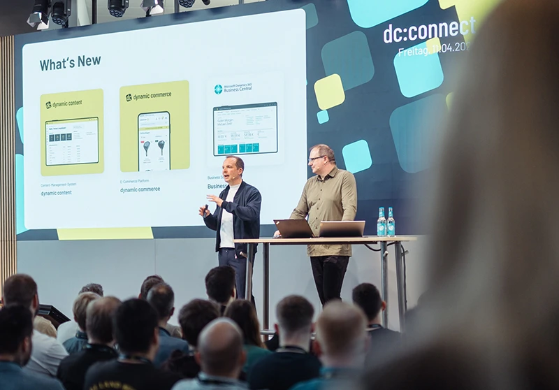 Zwei Referenten präsentieren What\'s New mit dynamic content und Business Central auf der dc:connect vor Publikum