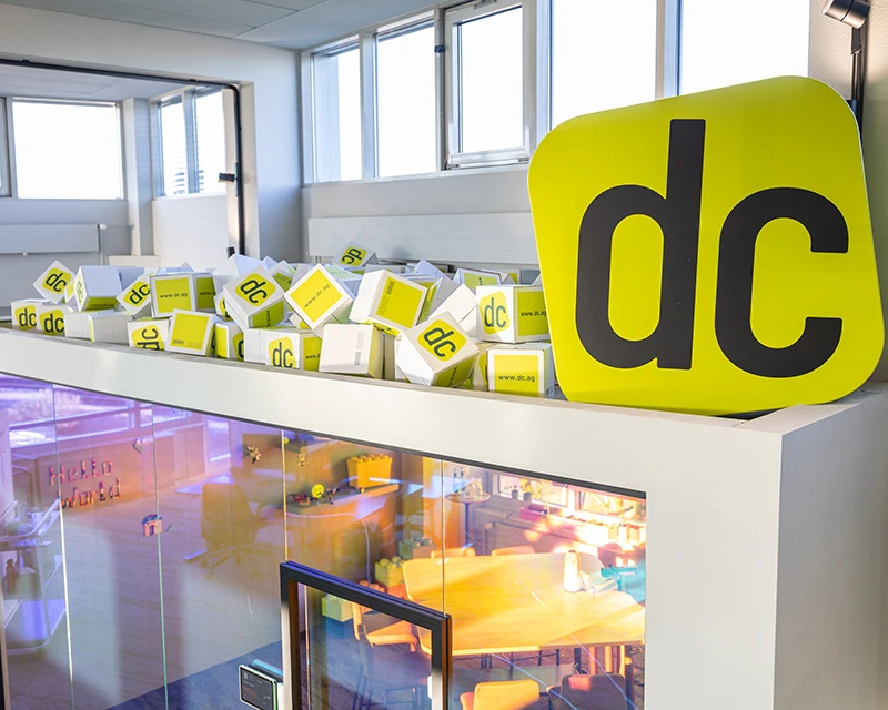 dc-Würfel auf Creative Studio im Büro