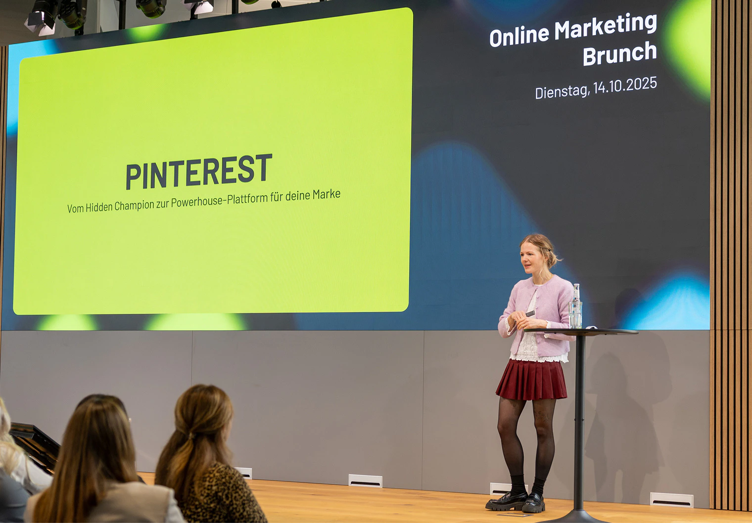 Referentin hält beim Online Marketing Brunch einen Vortrag über Pinterest als Powerhouse-Plattform.
