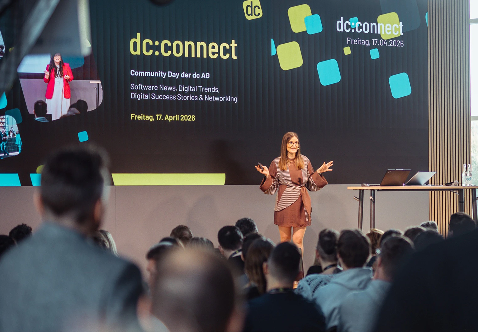 Speakerin hält eine Keynote beim dc:connect Community Day vor Publikum.