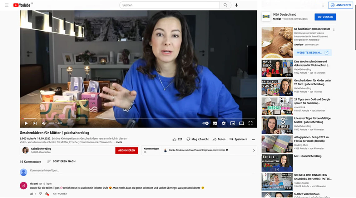 Influencerin präsentiert in einem YouTube-Video Geschenkideen mit Produkten von Teehandelskontor Bremen
