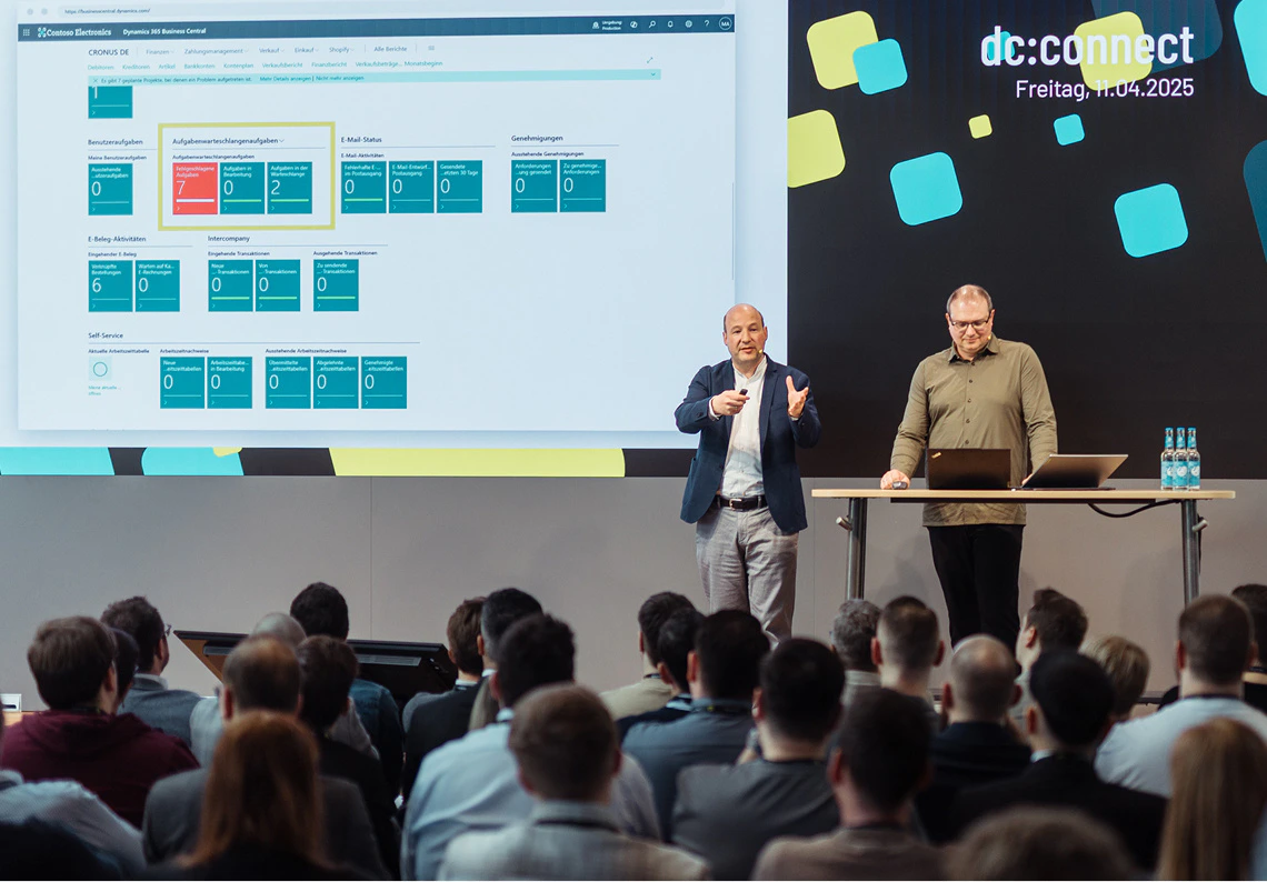 Zwei Berater präsentieren Microsoft Dynamics 365 Business Central auf der dc:connect 2025.