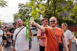 dc Mitarbeiter stoßen mit Weingläsern bei einer Hike-Wine-Dine-Veranstaltung im Freien an.