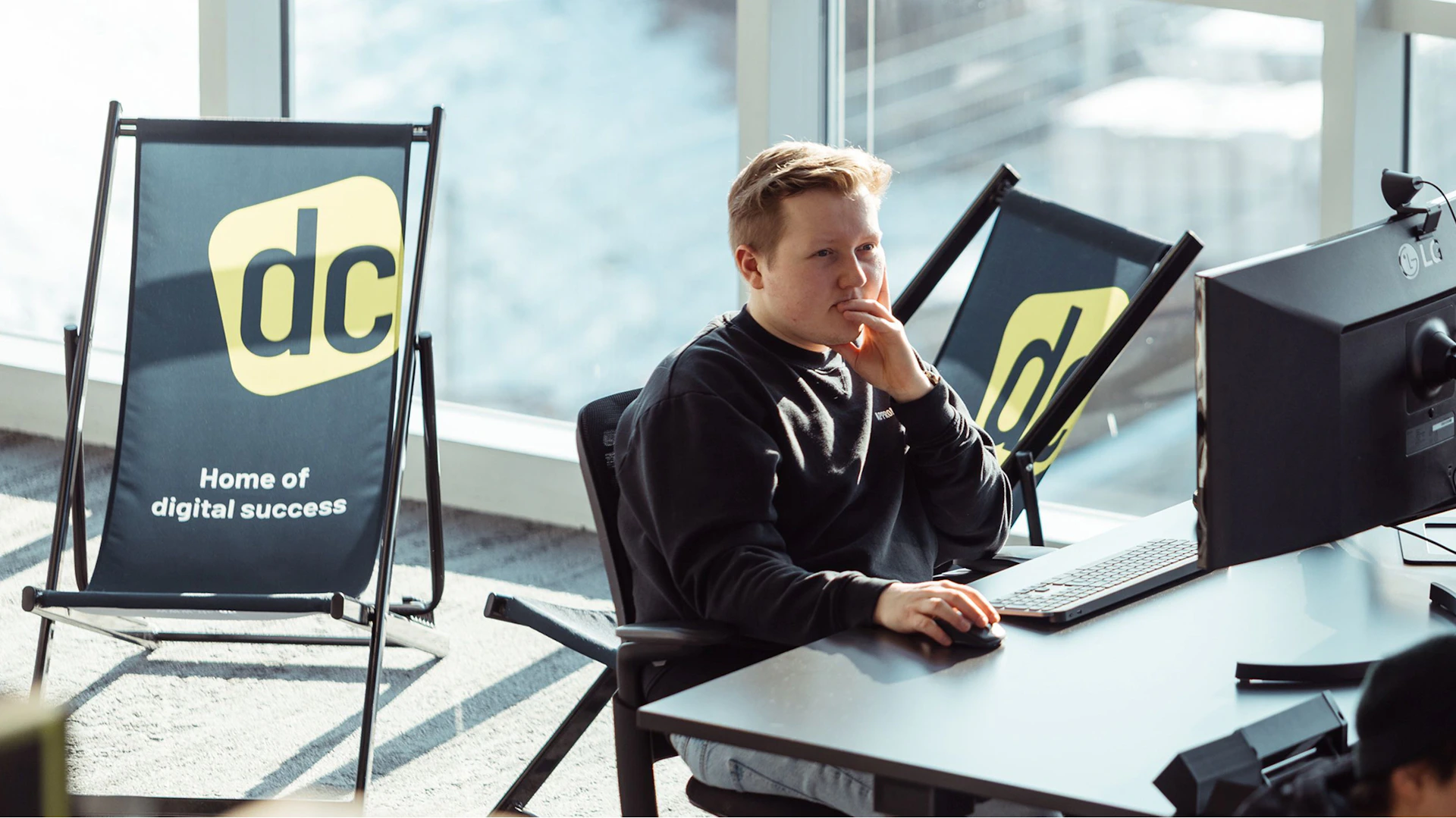 Junger Entwickler arbeitet konzentriert am PC im Büro von digital success.