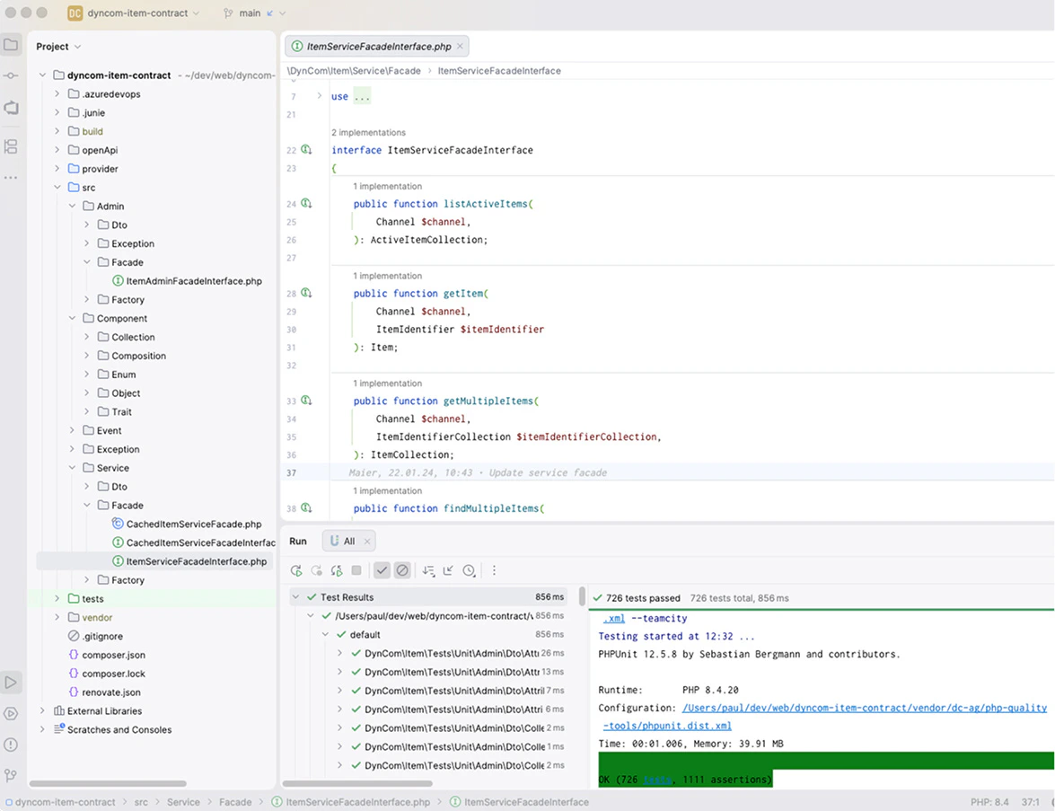 Software-Entwicklungsumgebung mit PHP-Code sowie erfolgreichen PHPUnit-Testergebnissen in der Konsole.