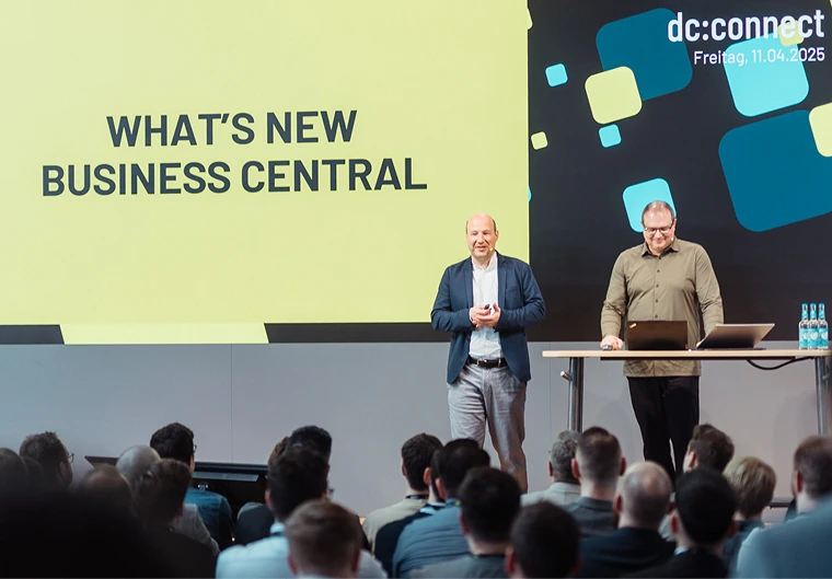 Zwei Referenten präsentieren What\'s New Business Central auf der dc:connect 2025 vor Publikum