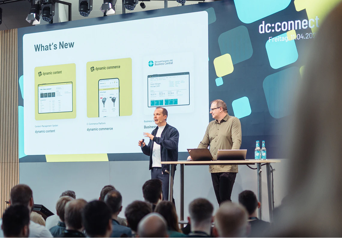 Tobias Langmeyer und Sebastian Lorenz präsentieren dynamic commerce und Microsoft Dynamics 365 auf der dc:connect Bühne.